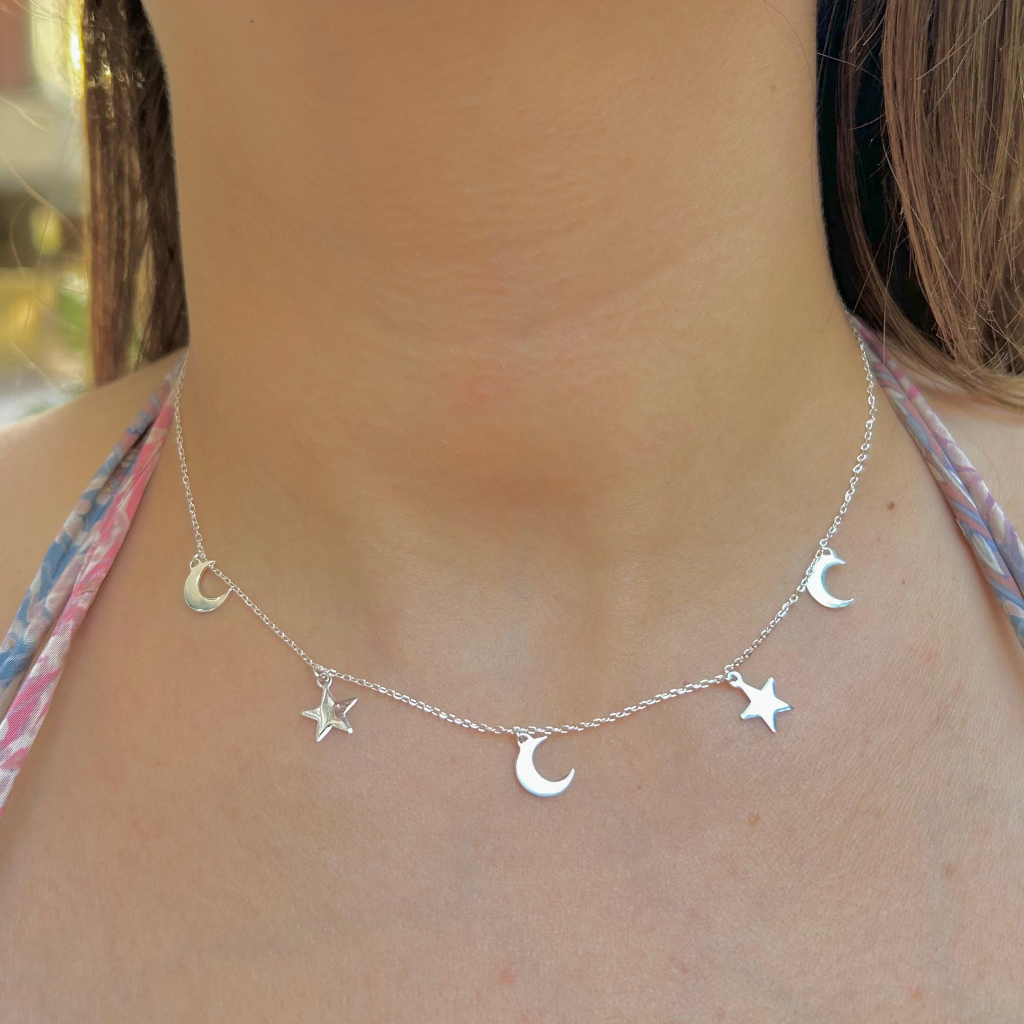 COLLAR CON PLACAS LISAS DE LUNAS Y ESTRELLAS DE PLATA