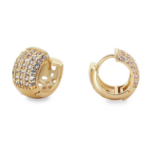 Aros enchapados en oro con diseño calado tipo argolla bote y circones, tamaño de 12 mm, ideales para un look elegante y moderno.