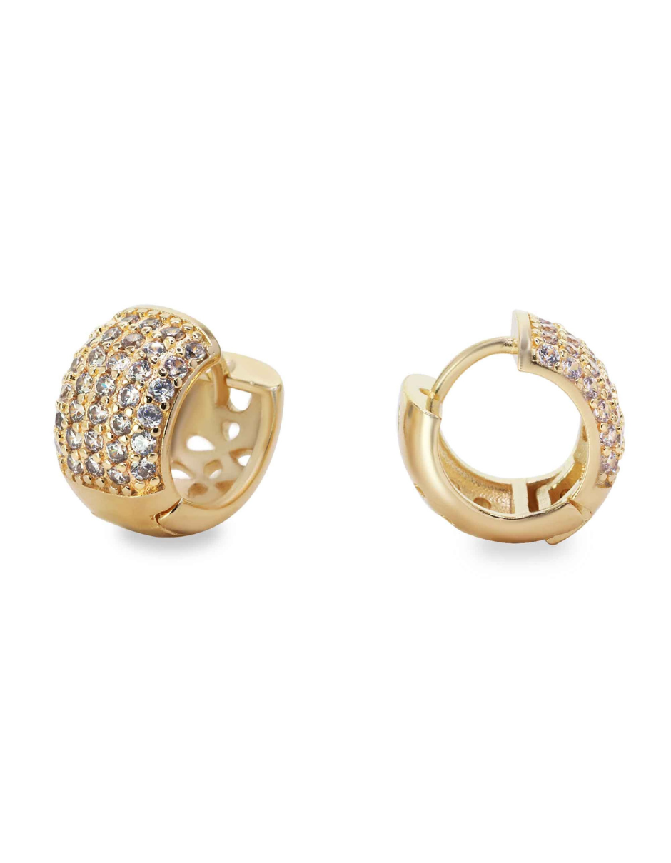 Aros enchapados en oro con diseño calado tipo argolla bote y circones, tamaño de 12 mm, ideales para un look elegante y moderno.