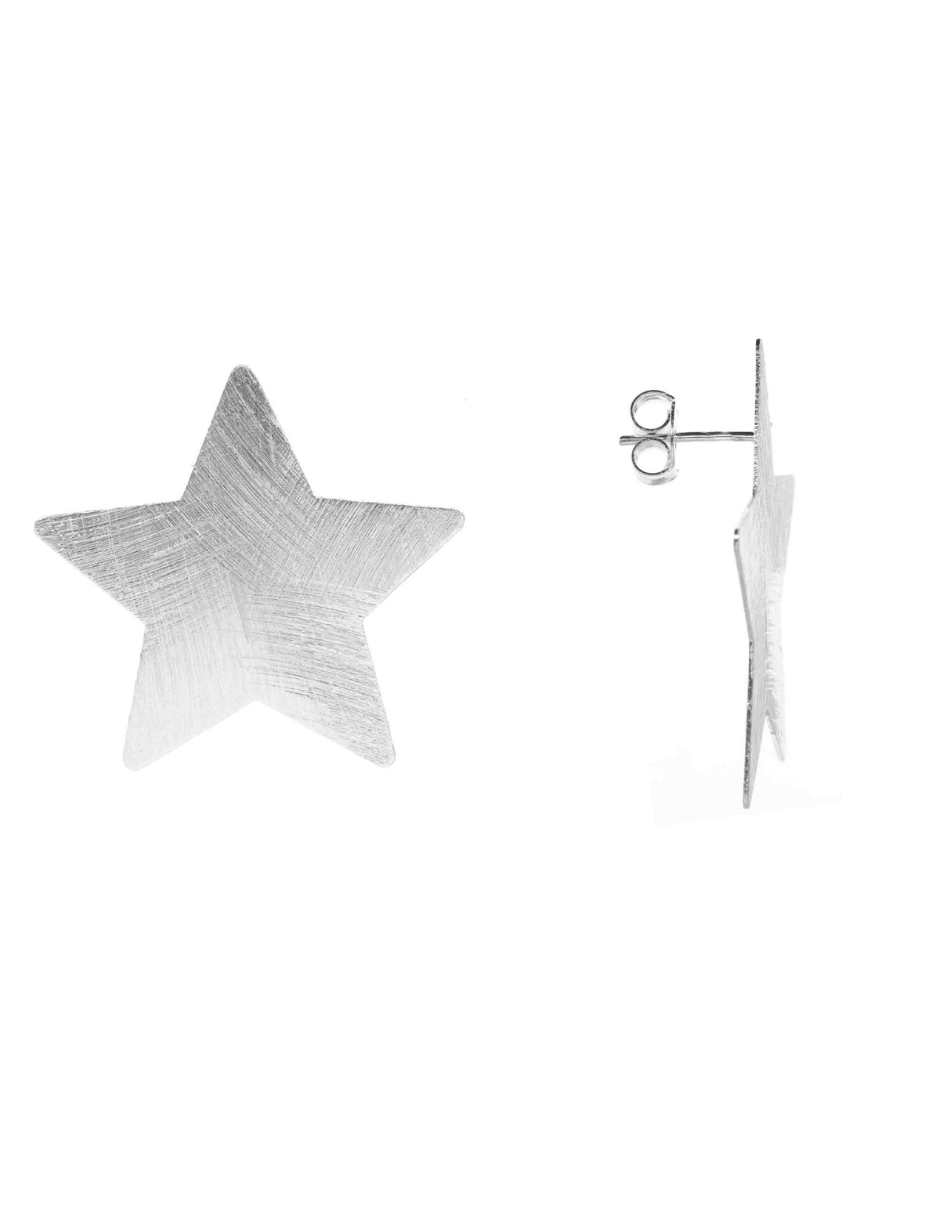 Aros enchapados en plata con diseño de estrellas satinadas, tamaño 3,7 cm.